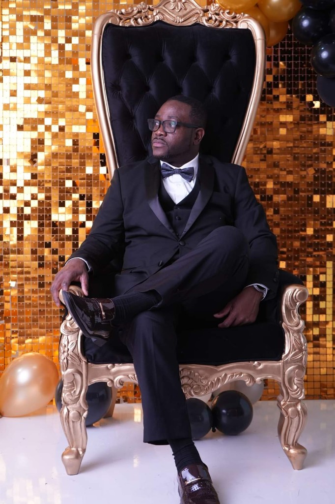 EANS PHOTOS portrait, formal suit on gold throne backdrop